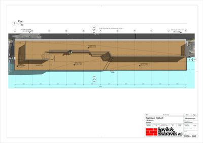 Etasjeplan (Plan) med romfordeling, høydemål og dimensjoner for et bygg.