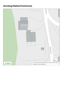 Situasjonsplan som viser tomtens beliggenhet i forhold til veier (Nøttelbekken, elv) og topografi (konturlinjer). Bygningsfotavmerkingene er synlige.