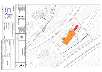 Situasjonsplan som viser tomtens form, konturer, naboeiendommer, vannledninger og plassering av bygninger.