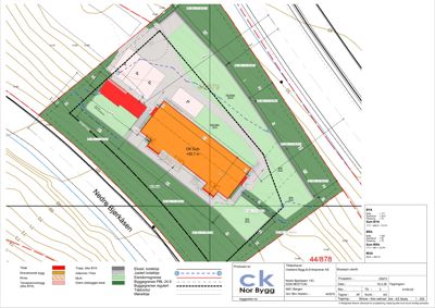 Situasjonsplan som viser tomtens form, grenser, høydemålerlinjer, plassering av bygninger (OK Golv), og arealoppdelinger (BYA, BRA, MUA).