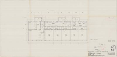 Etasjeplan (plan 1:50) for en hybelblokk med 3+2 hybler, som viser romfordeling og dimensjoner.