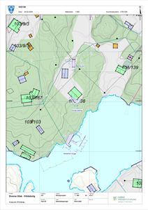 Situasjonsplan som viser tomtens beliggenhet i forhold til nabolag, høydeforhold (konturlinjer), vannkropp og planlagte tiltak.