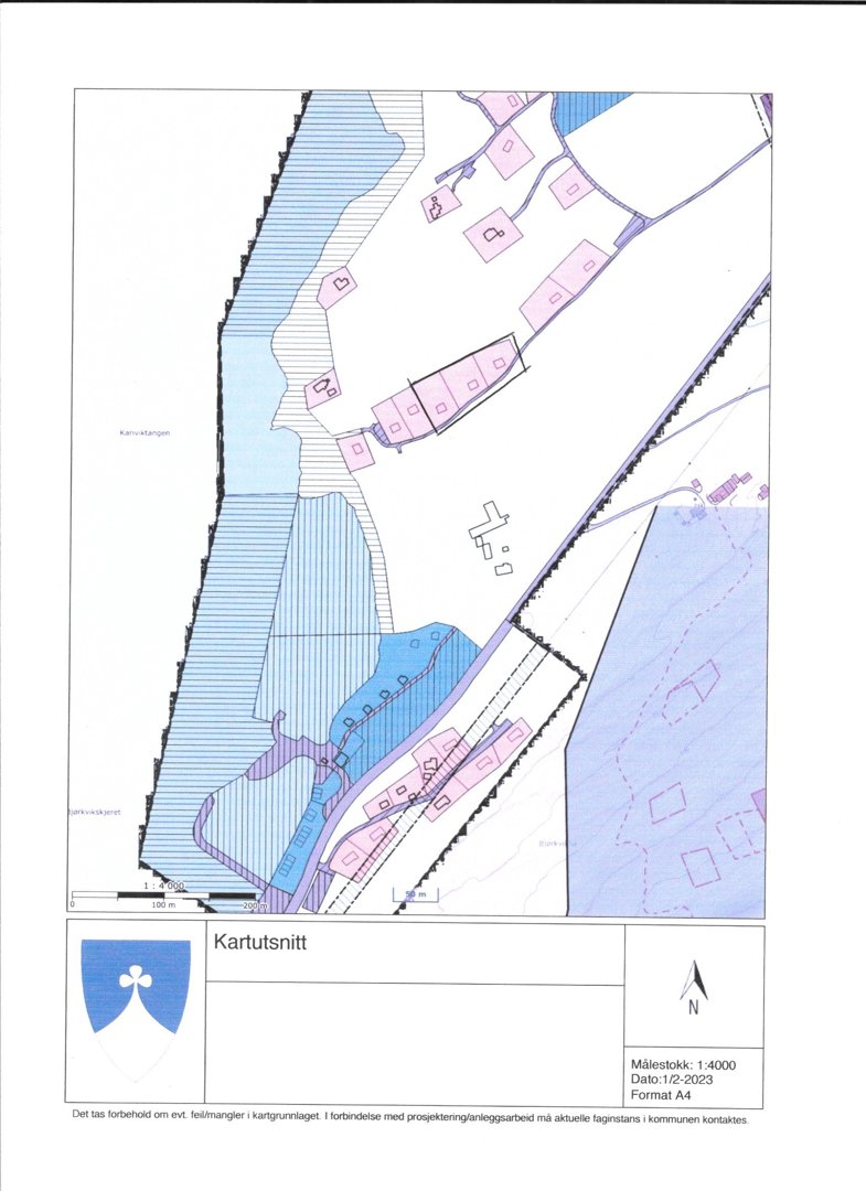 Situasjonsplan (kartutsnitt) som viser tomtens beliggenhet i forhold til nabolag, veier og vannveier.