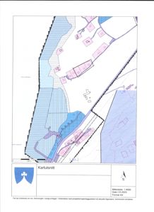 Situasjonsplan (kartutsnitt) som viser tomtens beliggenhet i forhold til nabolag, veier og vannveier.