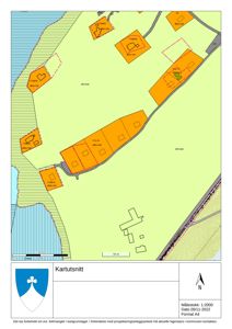 Situasjonsplan (kartutsnitt) som viser tomtene, bygninger og vannveier i et område.