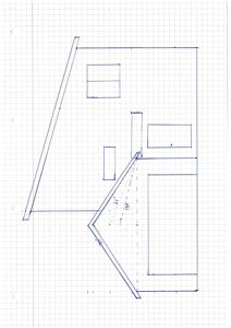 Håndtegnet etasjeplan (eller snittplan) som viser romfordeling, vinduer og en skråttstående struktur (kanskje en trappe eller en skråttliggende vegg/element) med angitte mål.