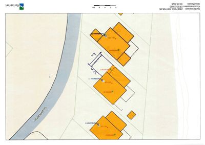 Situasjonsplan som viser tomtene, bygningers plassering, eiendomsgrenser og en strandkant.