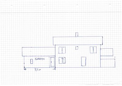 Håndtegnet etasjeplan (topplan) av en bygning, sannsynligvis en enebolig, tegnet på et gitterark. Planen viser romfordeling, vinduer, en garasje og en dimensjon (7,5 m).