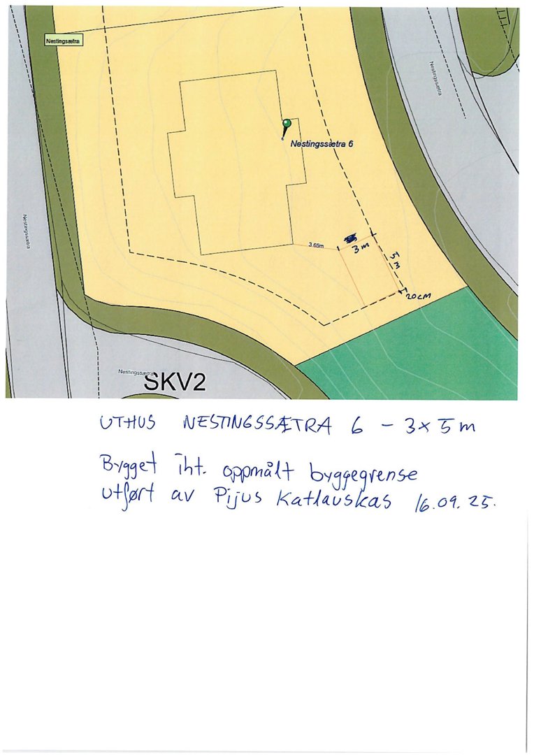 Situasjonsplan som viser bygningens plassering på tomten i forhold til nabogrenser og veier.