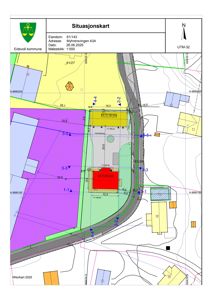 Situasjonskart som viser eiendomsnummer, adresse, dato, målestokk, nabolag, topografi og bygningsplassering.