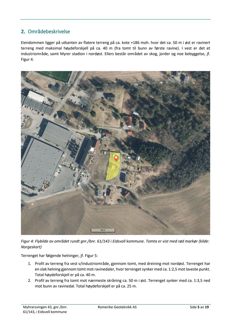 Flyfoto av eiendom og omgivelsene, med tomt markert med rødt.