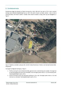 Flyfoto av eiendom og omgivelsene, med tomt markert med rødt.