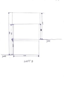 En håndtegnet snittegning (merket 'SNITT B') som viser høyder og dimensjoner for en bygning sett i tverrsnitt, med angivelse av jordnivå.