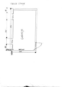 En håndtegnet etasjeplan for første etasje som viser en garasje med mål og romfordeling.