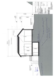 Snittegning som viser tverrsnittet av en ny utbygging, inkludert høyder, takform og grunnmur.