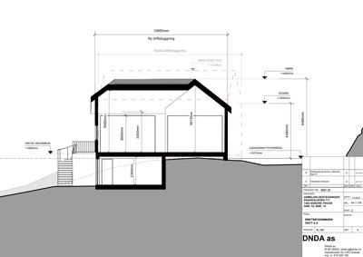 Snittegning som viser tverrsnitt gjennom en ny driftsbygning, inkludert høyder, romfordeling og relasjon til terreng.