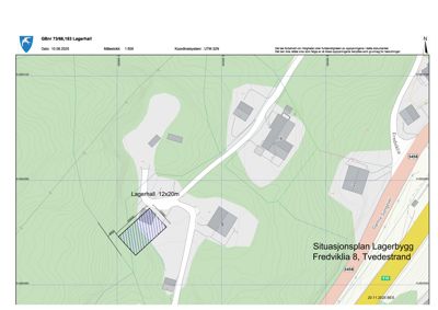 Situasjonsplan som viser tomtens beliggenhet, omgivende infrastruktur (veier, E18), topografi og plassering av eksisterende og planlagt bygninger.