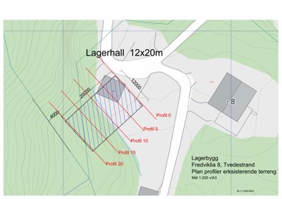 Situasjonsplan som viser plassering av en planlagt lagerhall (12x20m) i forhold til eksisterende terreng (konturlinjer) og nabolag.