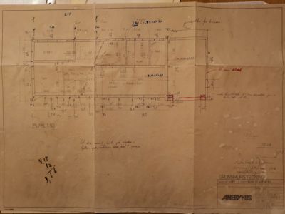 Etasjeplan (PLAN 1.50) med romfordeling, mål og konstruksjonsdetaljer.