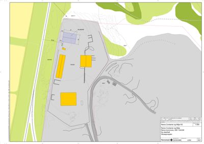 Situasjonsplan som viser plassering av nye bygg (gule rektangler) på en tomt med omgivende terreng og infrastruktur.