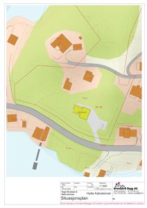 Situasjonsplan som viser bygningenes plassering i forhold til hverandre, veier og terrengforhold.