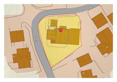 Situasjonsplan som viser en tomt (gult område) med en rød grenselinje, plassert ved en elv (Jakløpet). Planen viser også nabotomter og eksisterende bygninger.
