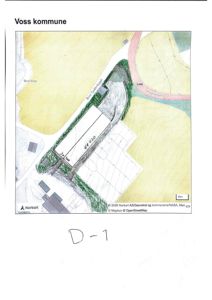 Situasjonsplan som viser bygningens plassering i forhold til omgivelsene, inkludert vei (Øvre Tjokkvegen), vann (Øvre Vinjo) og topografi.