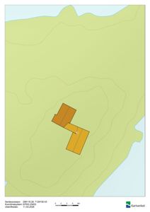 Kart med topografiske kurver som viser terrengform, og to overlappende gule polygoner som representerer bygningsplassering eller eiendomsareal. Kartet inneholder også koordinatdata, skala og Kartverket-logo.