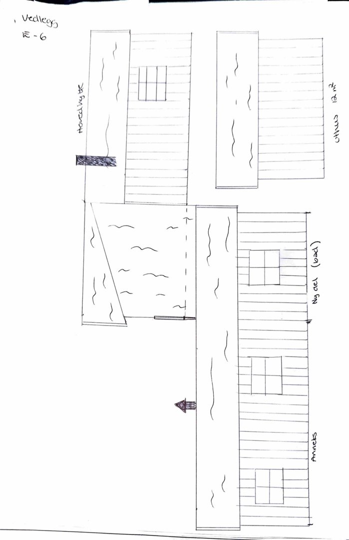 Håndtegnet fasadeoppvisning (opprikk) av en bygning med angitte retninger (N, S, V, O) og vinduer.