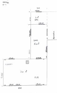 En håndskrevet etasjeplan (vedlegg E-1) som viser romfordeling, mål på vegger og dører, samt arealoppdelinger for stue, kjøkken, gang og bad.