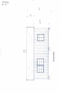 En håndtegnet fasadetegning (opprikk) av en bygning sett fra øst (E-S), med angitte mål og vindusoppsett.