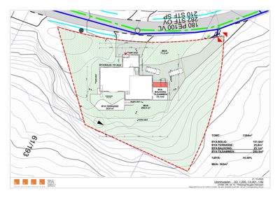Situasjonsplan som viser tomtens form, grenser, høydeforhold (konturlinjer), og plassering av bygninger i forhold til nabolag og infrastruktur.