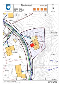 Situasjonskart som viser eiendomsnummer, adresse, naboeiendommer, vegforhold og topografi.