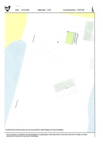 Situasjonsplan som viser tomtens grenser, veier (Jordnabbenveien), og plassering av bygninger med målestokk 1:250.