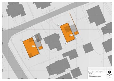 Situasjonsplan som viser to nye bygg (markert med oransje farge) i forhold til eksisterende bebyggelse og veier. Planen inkluderer også koordinatlinjer og en teknisk tegningsramme i nederste høyre hjørne.