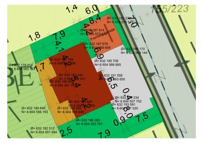 Situasjonsplan som viser tomtens geometri, grenser, høydemål (N) og koordinater (Ø) for punkter langs grensene.