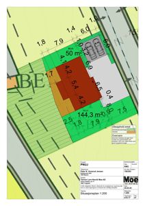 Situasjonsplan som viser tomtens grenser, bygningens plassering, arealer (MUA, utephold, overvann) og dimensjoner.