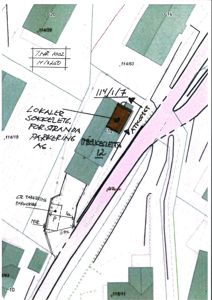 Situasjonsplan som viser tomtens plassering (114/17) i forhold til naboer, vei og parkeringsområder.