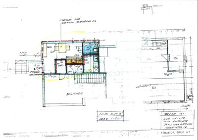 Etasjeplan (1. etasje) som viser romfordeling, dører, vinduer og innvendige mål for en leilighet.