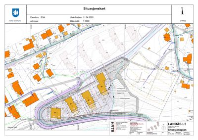 Situasjonsplan som viser eiendomsgrenser, naboeiendommer og bygningsplassering i forhold til terrenget.