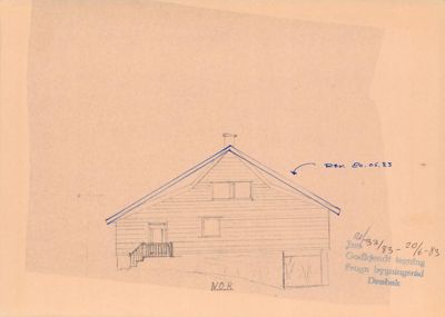 En håndtegnet fasade (opprikk) av en hytte sett fra nord (N.O.R.). Tegningen viser takform, vinduer, dør og trapp. Den er godkjent av Frogn bygningsråd.