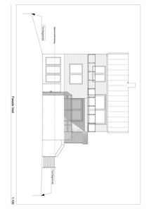 Fasadetegning (oppriss) av bygningens vestside med angivelse av tomtegrenser og gjennomgående linje.