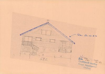 En håndtegnet fasadetegning av en hytte med mål og godkjenningstempel.