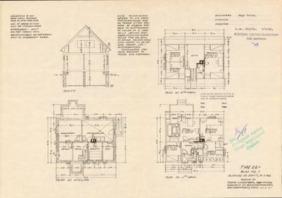 En tegning som viser etasjeplaner (kjeller, 1. etasje, 2. etasje) og et snitt for en bygning. Tegningen inneholder romnavn, mål og arkitektoniske detaljer.