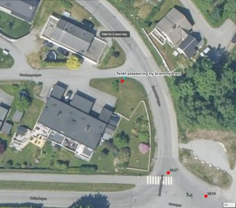 Flyfoto eller satellittbilde av et område med bygninger, veier og grøntområder, med markerte punkter og tekst som 'Tenkt plassering ny brannhydrant'.