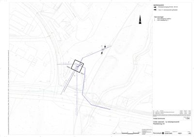 Situasjonsplan som viser tomtens beliggenhet i forhold til omgivelsene, inkludert vei, vannledninger og høydeforhold.
