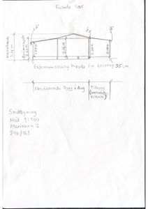 Håndtegnet snittegning som viser høyder og vinkler for en fasade.