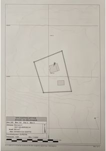 Situasjonskart som viser bygningens plassering på tomten i forhold til nabolag og terrengforhold.