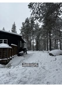 Fotografi av en hytte i snø med en tekstmerking som peker på fasaden.