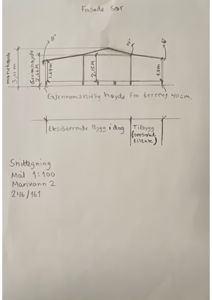 Håndtegnet snittegning som viser høydeprofil og takhøyder for en bygning.